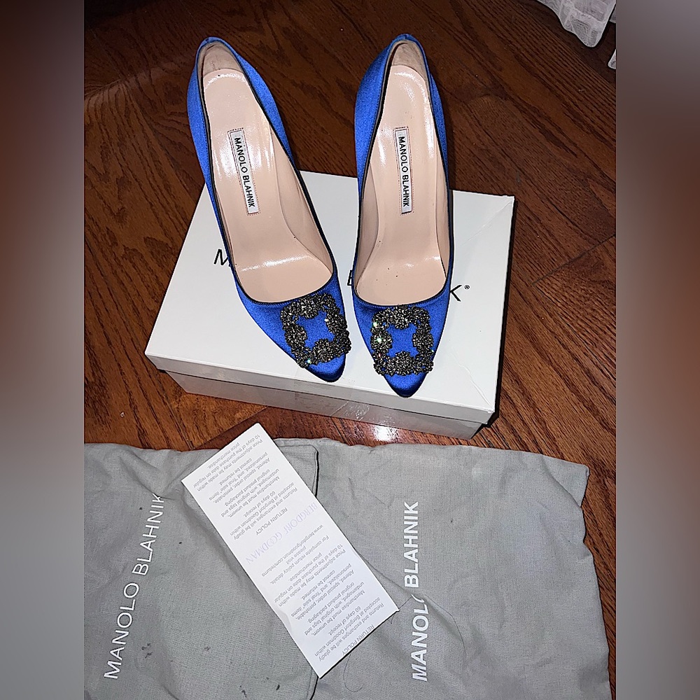 MANOLO BLAHNIK
Style HANGISI001
size M38
HANGISI001
BLUE SATIN
